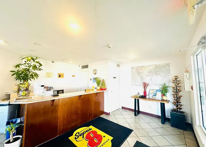 Super 8 by Wyndham Lake Country/Winfield Area
