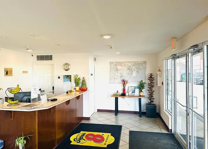 Super 8 by Wyndham Lake Country/Winfield Area
