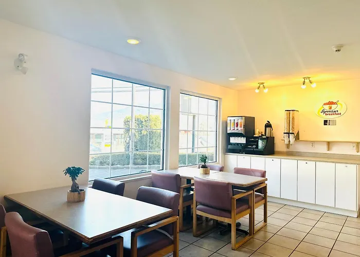 Super 8 by Wyndham Lake Country/Winfield Area