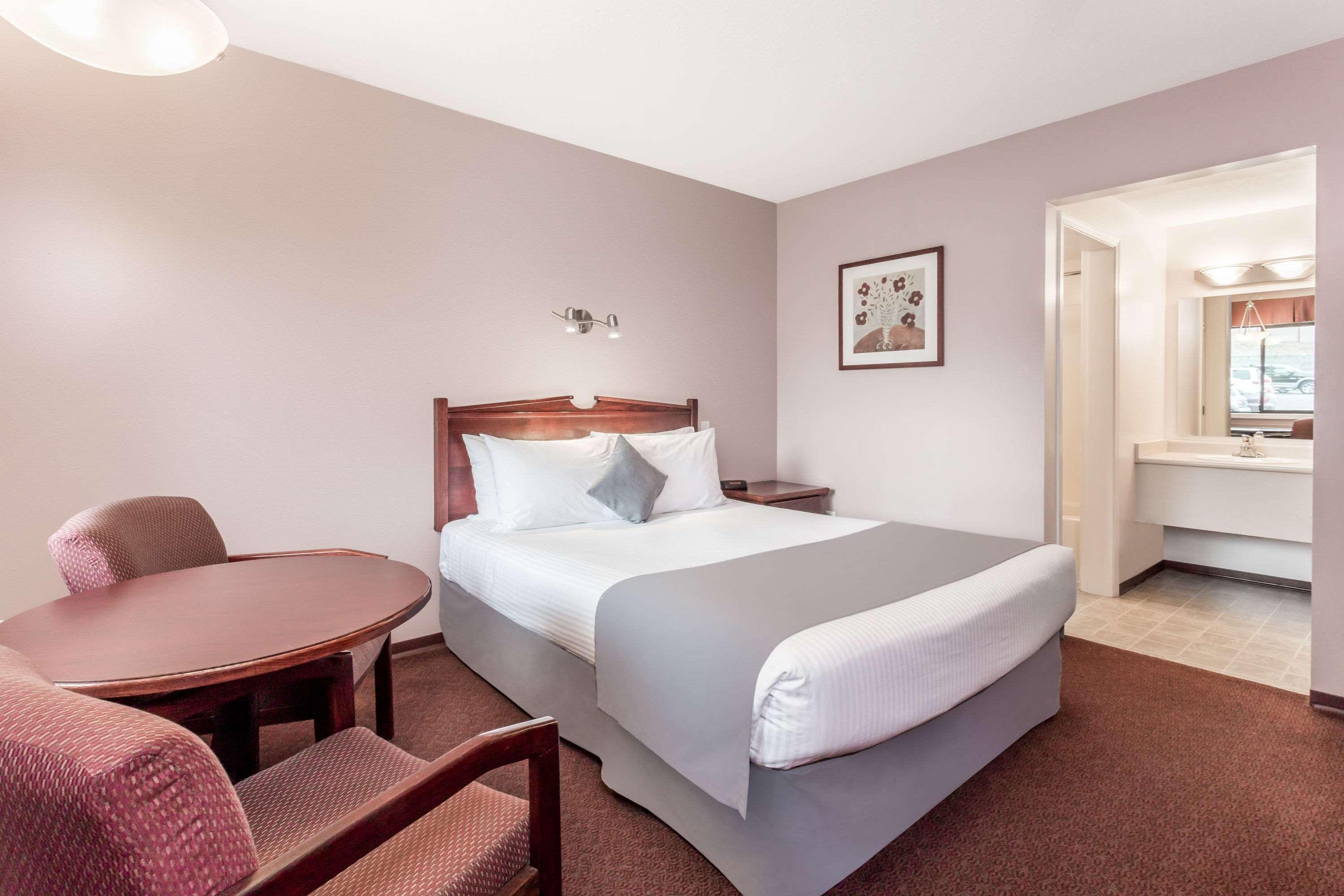 Super 8 By Wyndham Country/winfield Area Hotel