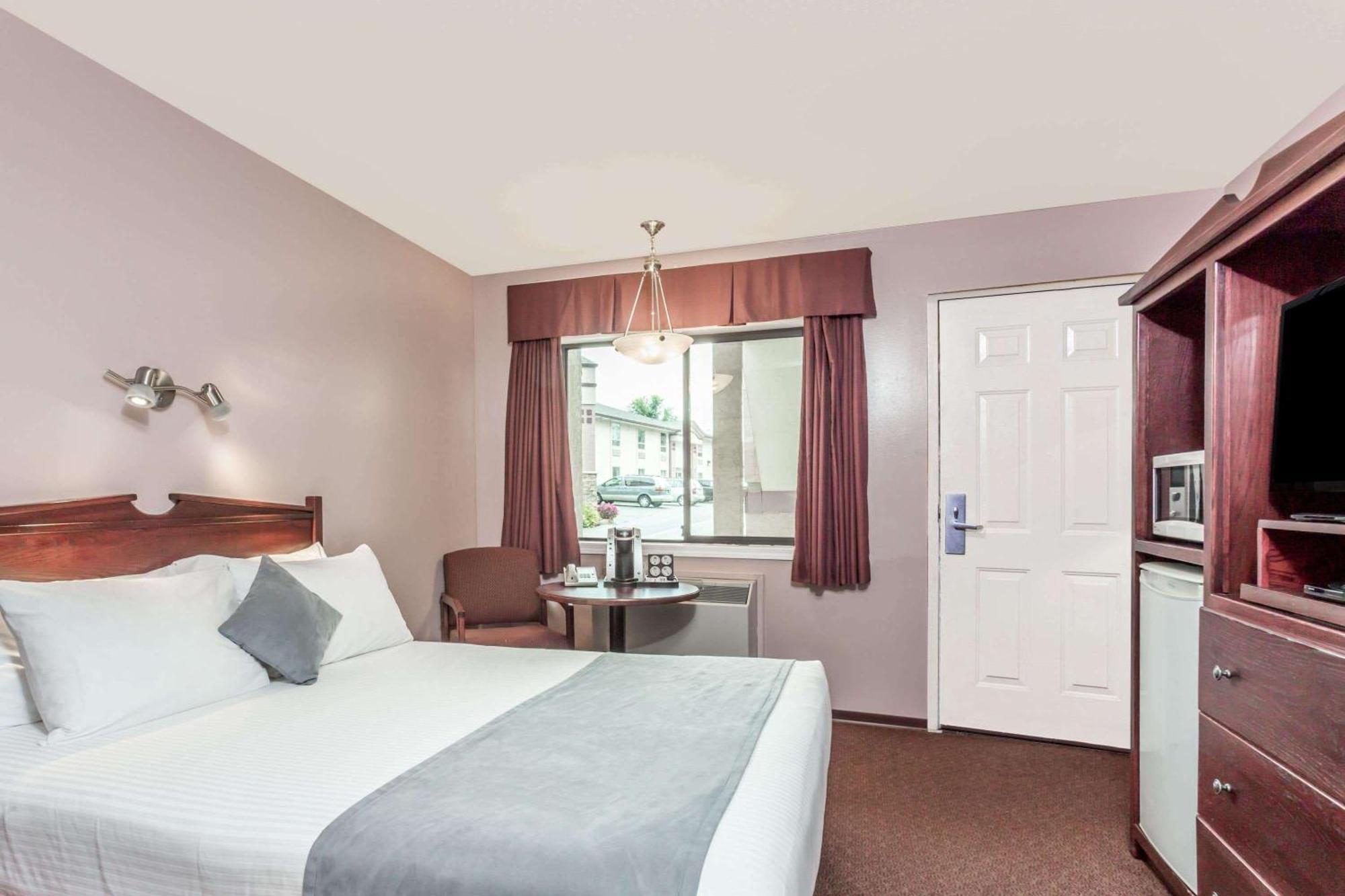 Super 8 By Wyndham Country/winfield Area Hotel
