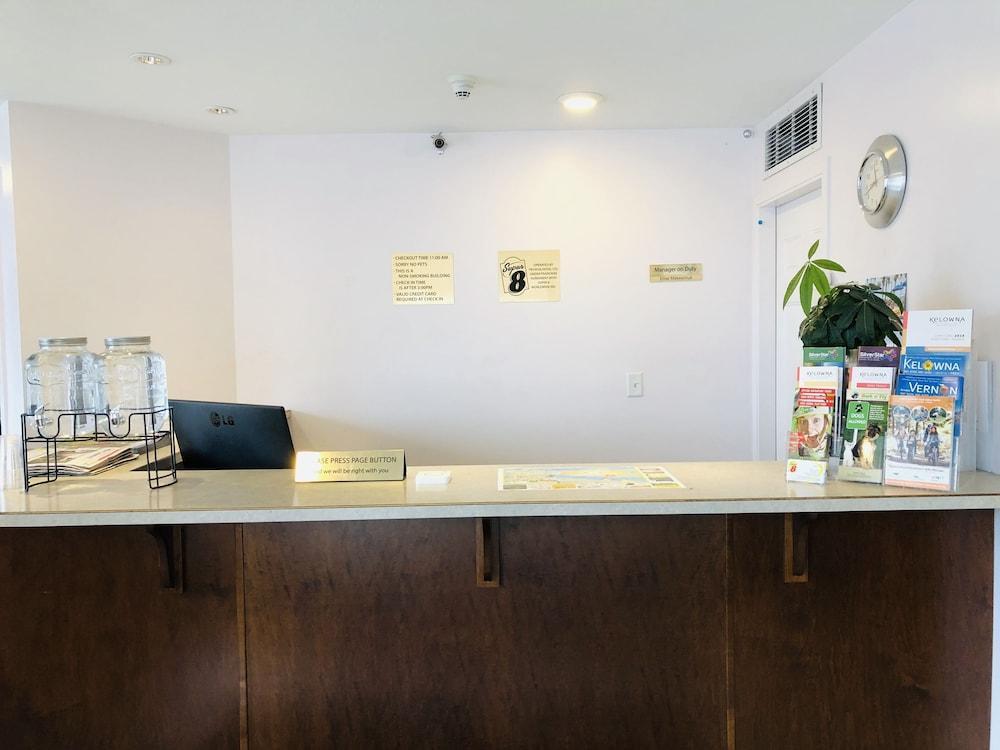 Super 8 By Wyndham Country/winfield Area Hotel