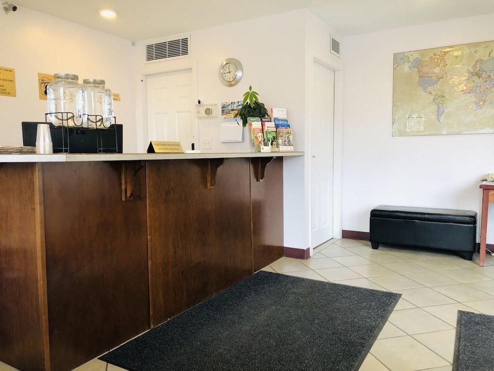 Hotel Super 8 By Wyndham Country/winfield Area