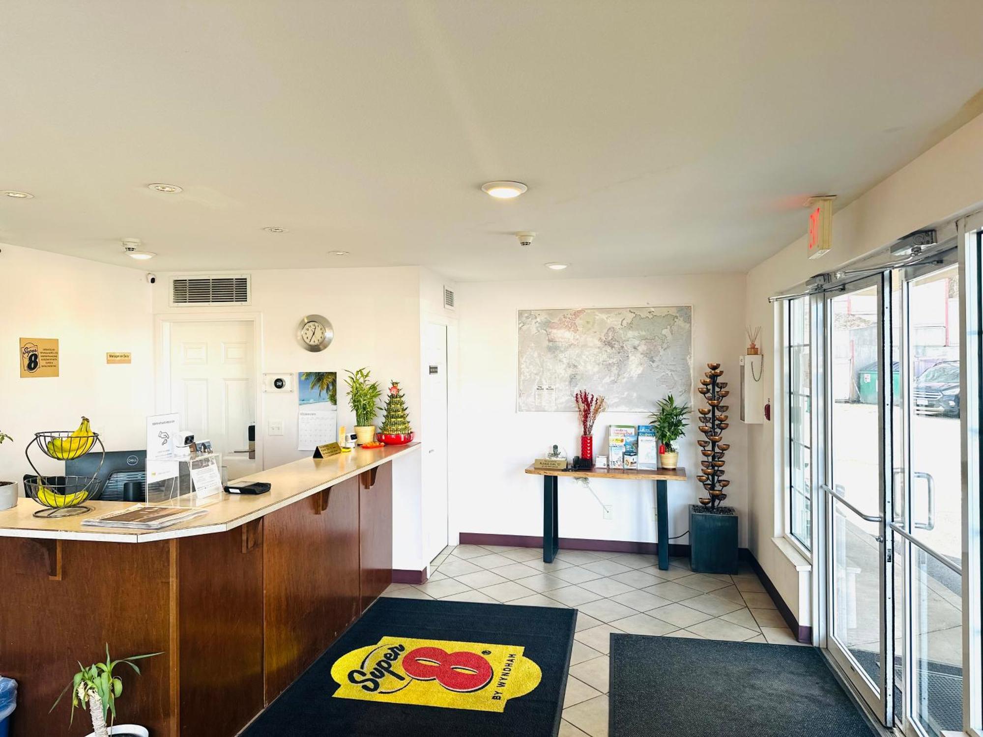 Hotel Super 8 By Wyndham Country/winfield Area 2*